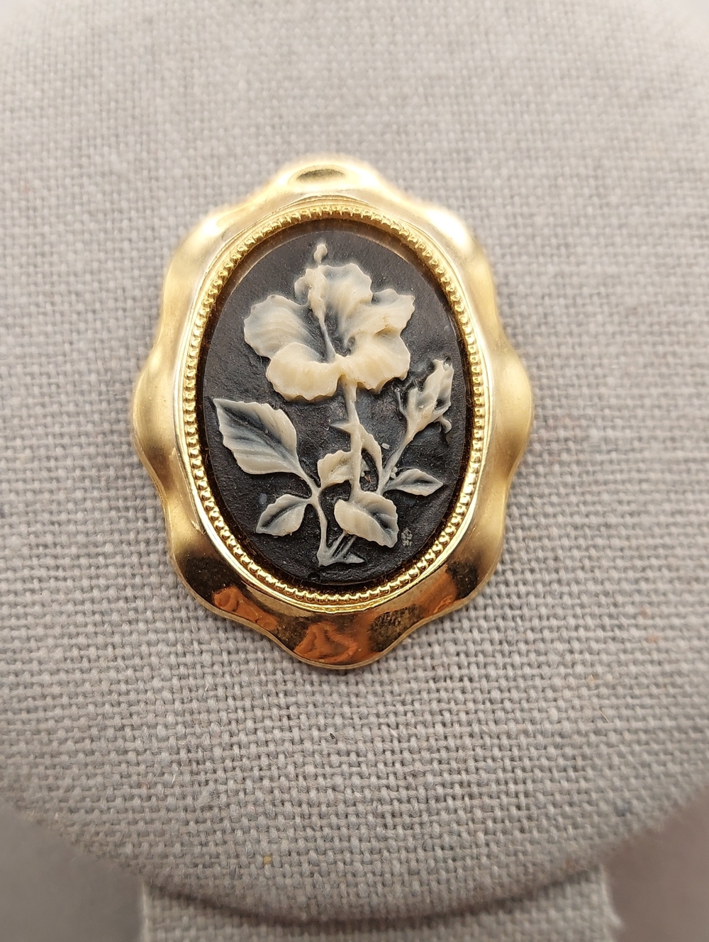 Gold-Tone Black & Cream Floral Cameo vintage brooch pin
